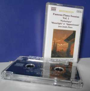 Boîte et cassette de sonates de Beethoven posées sur une table