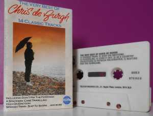 Jaquette de la cassette intitulée The very best of Chris de Burgh et cassette posée devant