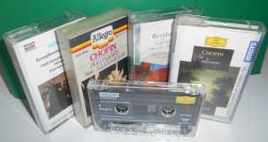 Quatre boîtes de cassettes de musique classique et une cassette posée devant