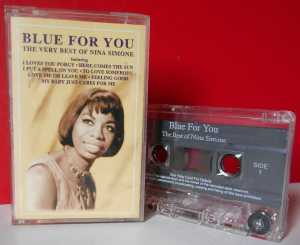 Boîte et cassette de Nina Simone intitulée Blue for you posées sur une table