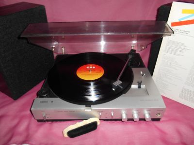 Electrophone et à gauche, une baffe noire. Sur la platine, un 33 tours de la marque CBS
